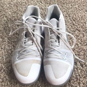 Size 9.5 men’s Kyrie Irving 2 Basketball Shoes